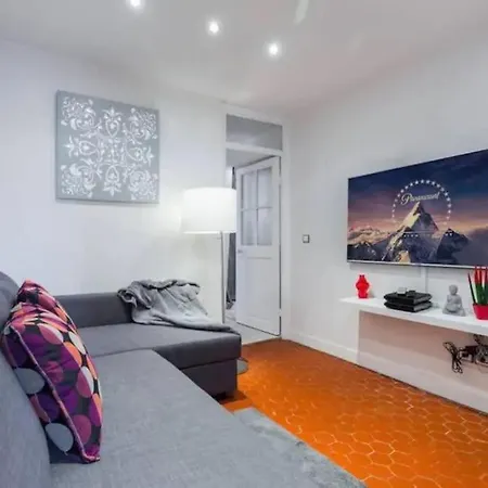 Historic Penthouse, Steps To Appartamento